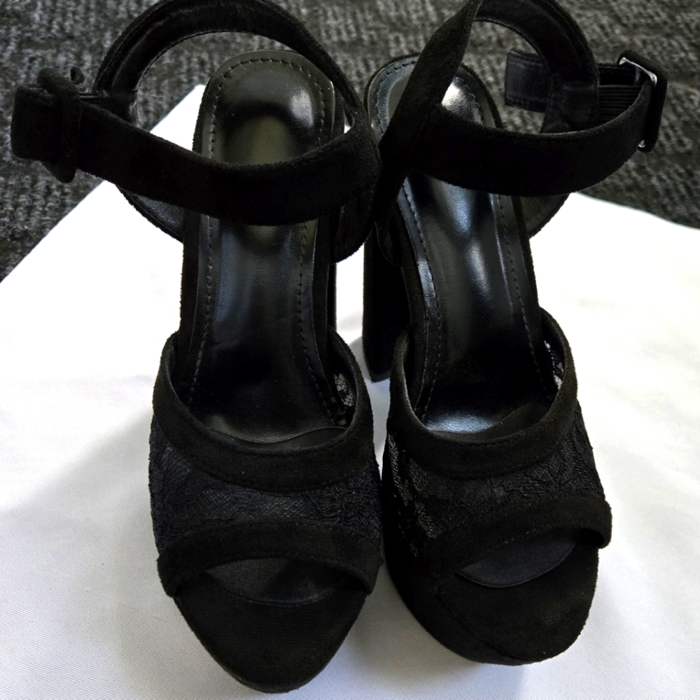 Black Chunky Heels Very Comfortable And Easy To Walk In!